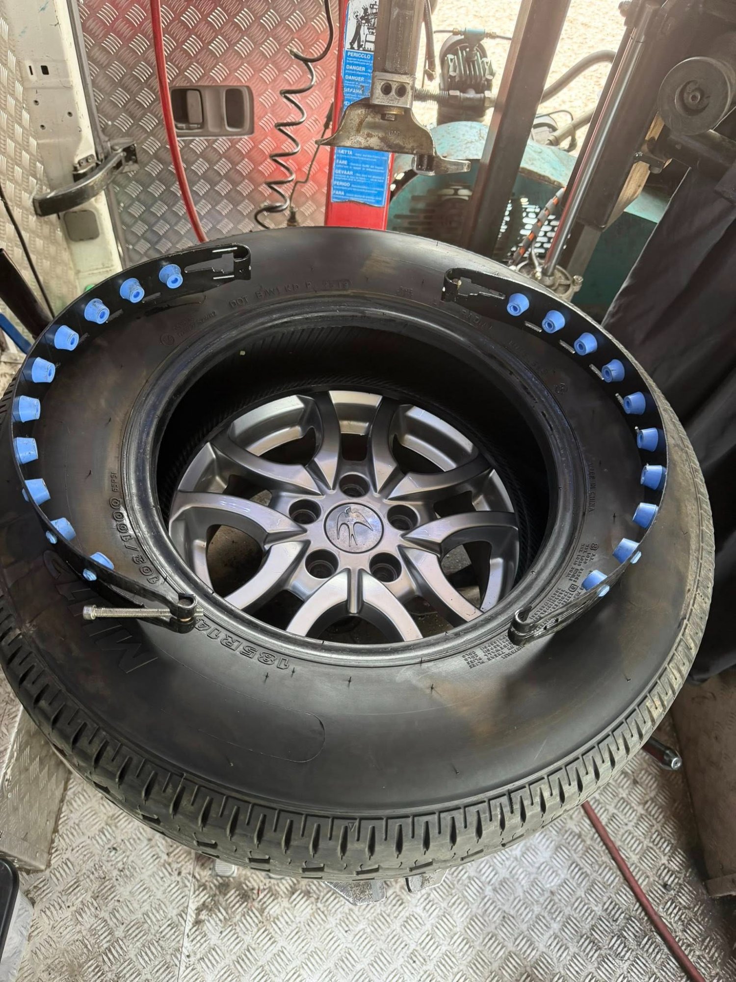 Mobile tyre fitting action